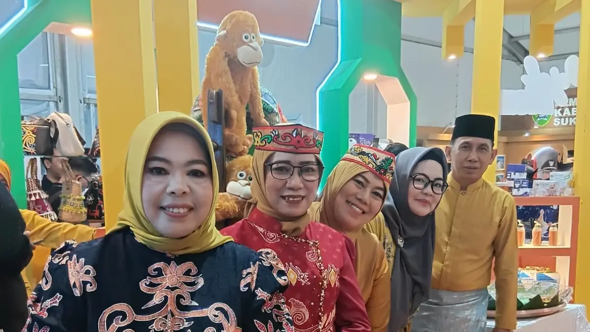 Bupati Kobar saat mengunjungi stan Kabupaten Kotawaringin Barat di Kalteng Expo. (Disperindag Kobar)