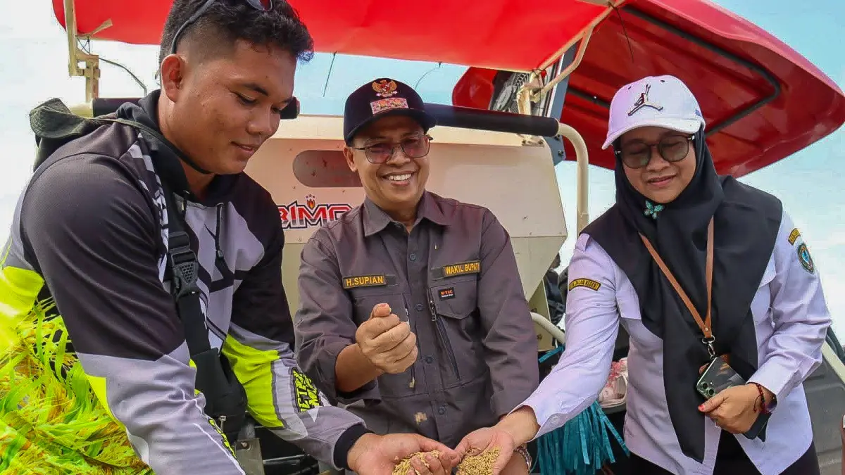 Kelompok tani di Desa Persil Raya, Kecamatan Seruyan Hilir, menggelar syukuran panen padi jenis epang, Rabu (20/5). (RIFANI/RADAR SAMPIT)