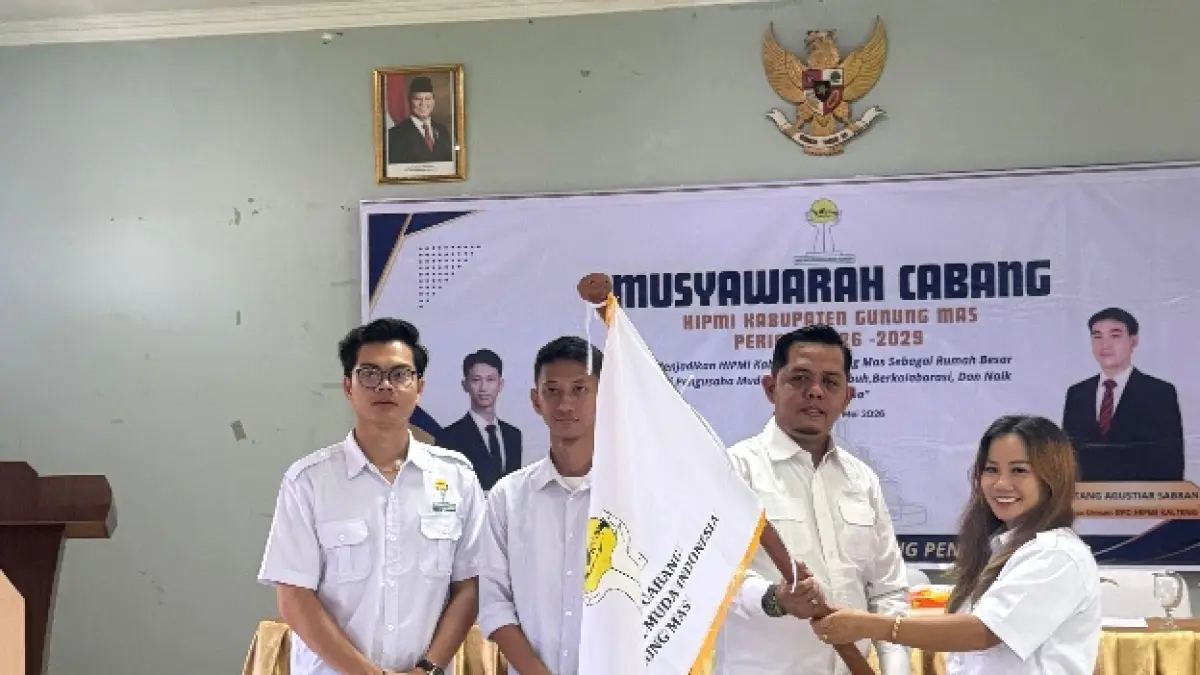 Ketua BPC HIPMI Kabupaten Gumas periode 2026-2029 Vivi Anita Elka ketika menerima bendera HIMPI, Selasa (19/5). (HIMPI GUNUNG MAS) &nbsp;