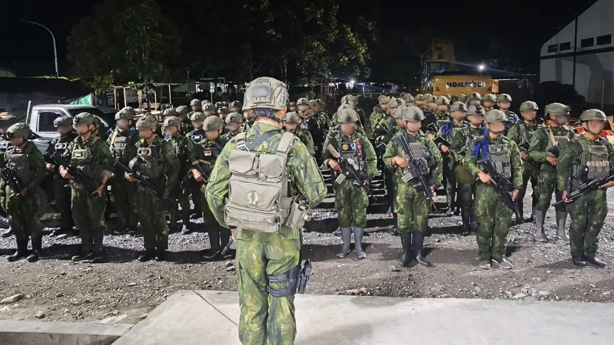 Para prajurit TNI dari Koops TNI Habema bersiap melakukan evakuasi jenazah 8 korban penambang emas di Korowai yang menjadi korban kekejaman OPM. (Koops TNI Habema)