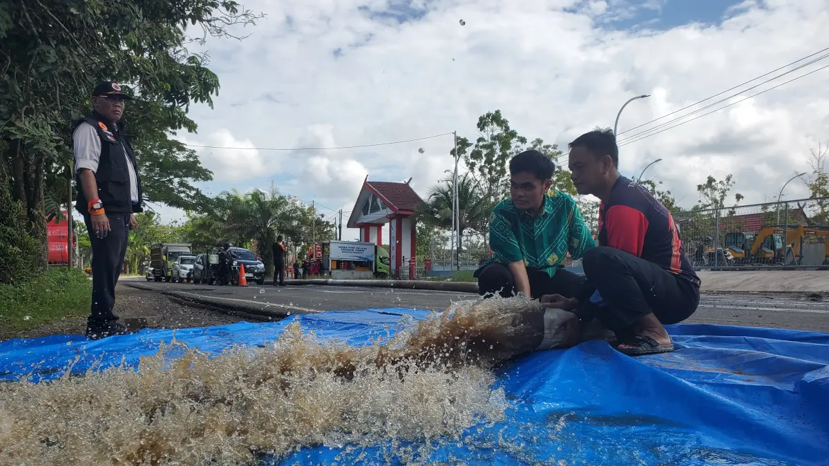 Petugas BPBD Kotim mengoperasikan mobile pump Jalan Jenderal Sudirman, Sampit, untuk menyedot genangan air akibat drainase tersumbat.