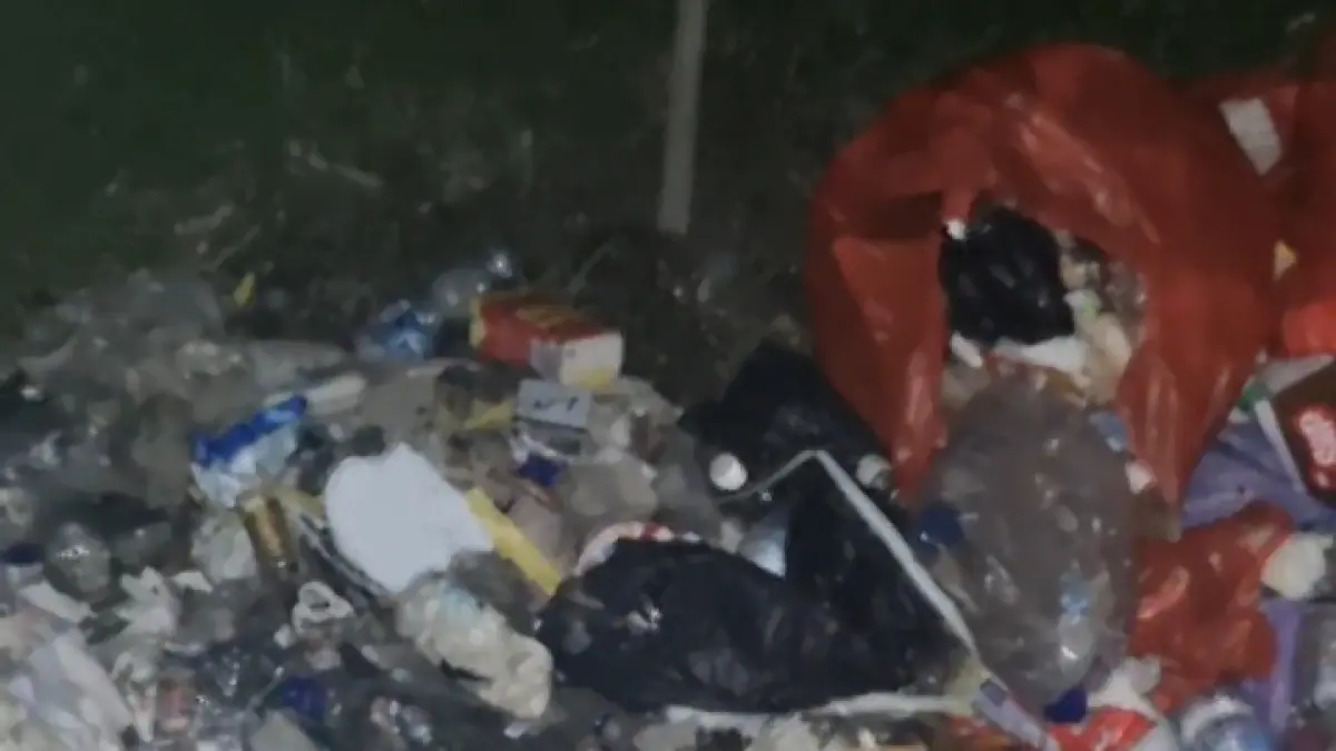 Puluhan botol minuman keras dibuang di Jalan Samari, Kelurahan Madurejo, Kecamatan Arut Selatan. (ist)&nbsp;