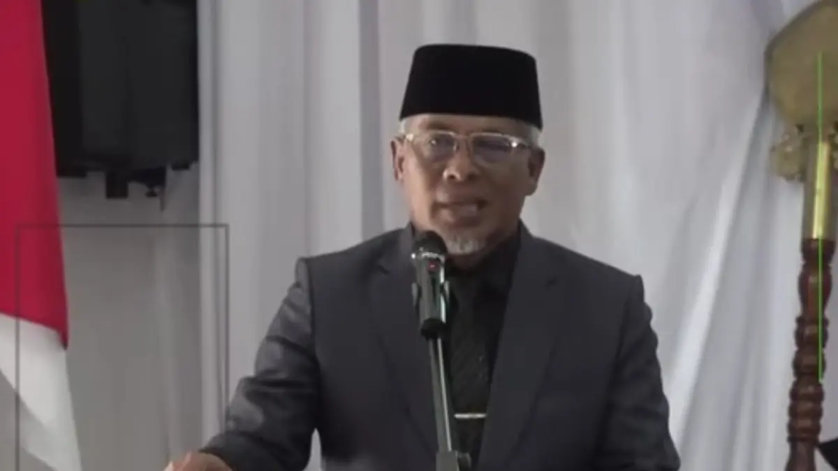 Wakil Bupati Kobar Suyanto pidato pada kegiatan wisuda mahasiswa Untama tahun 2026. (SYAMSUDIN/RADAR SAMPIT) 