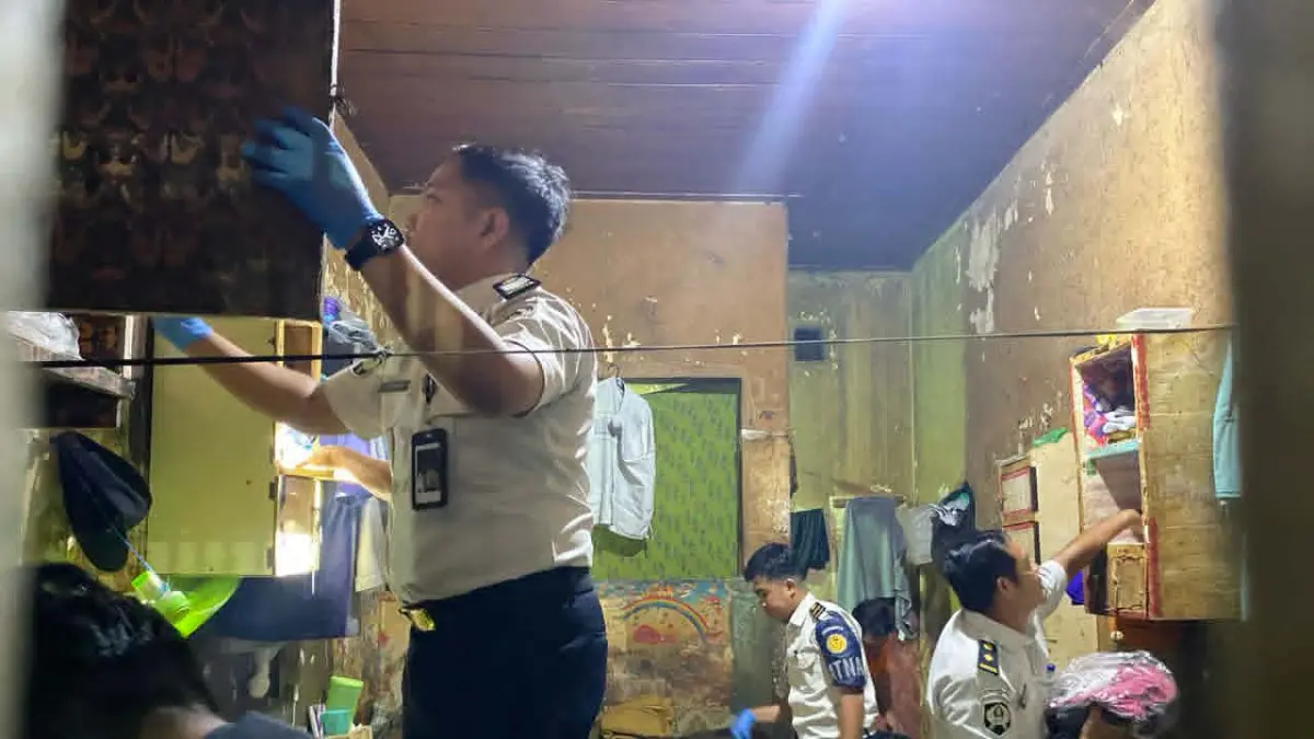 Aktivitas penggeledahan sebuah kamar hunian warga binaan Rutan Palangka Raya, oleh tim gabungan, Kamis (21/5) malam.(istimewa)