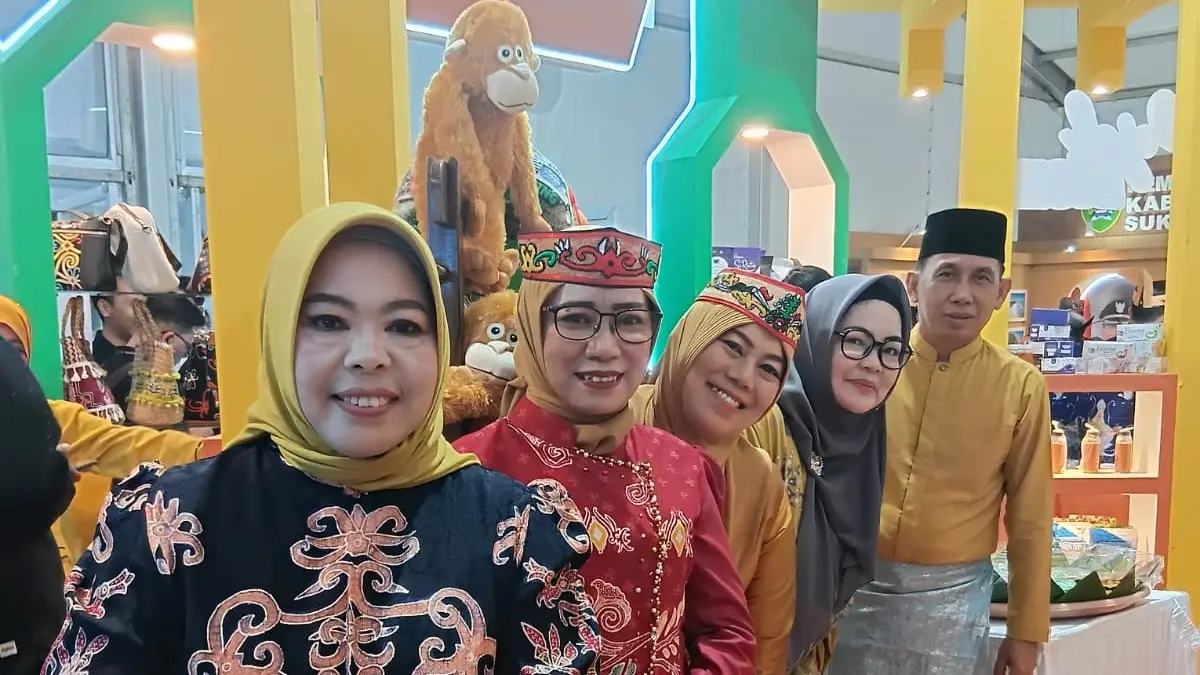 Bupati Kotawaringin Barat Hj Nurhidayah bersama sejumlah kepala dinas saat berada di stan Kobar dalam pameran Kalteng Expo. (DOK DISPERINDAGKOP UKM)