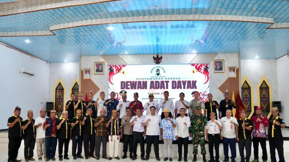 Bupati Lamandau Rizky Aditya Putra menyampaikan sambutan di hadapan para damang, dan mantir adat di wilayah Kabupaten Lamandau, Kamis (21/5). &nbsp;&nbsp;