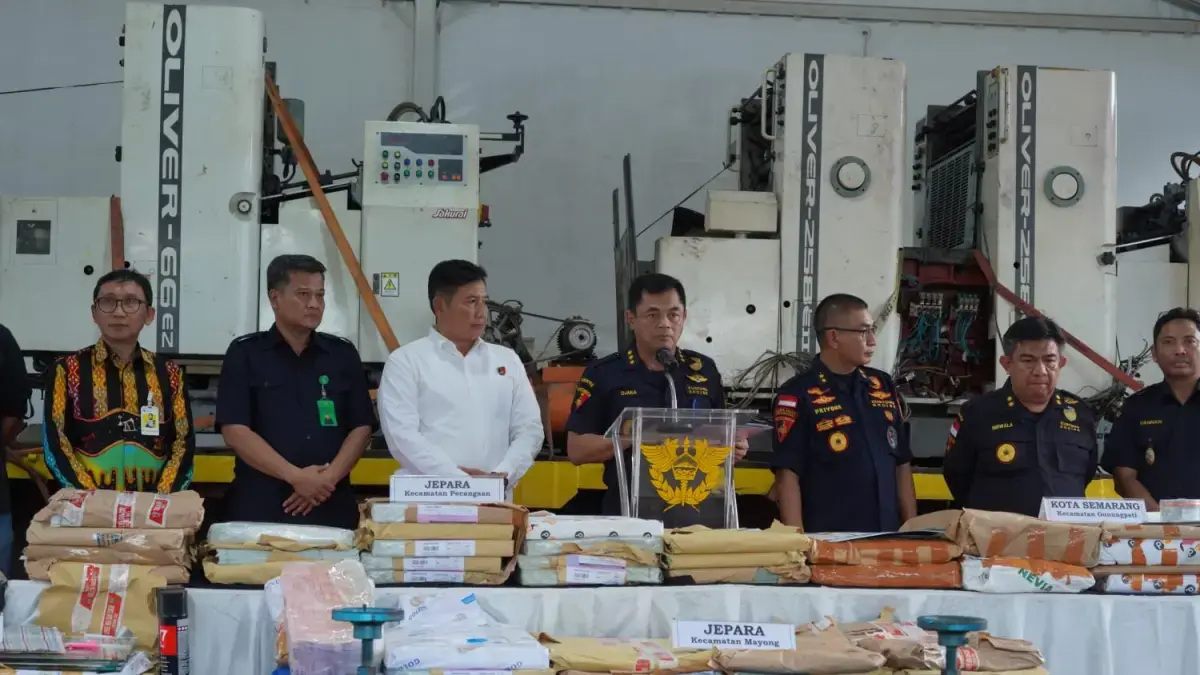 Dirjen Bea dan Cukai Kemenkeu Letjen TNI (Puan) Djaka Budi menunjukkan barang bukti hasil penindakan jaringan produsen pita cukai ilegal di Jateng. (Ditjen Bea dan Cukai)