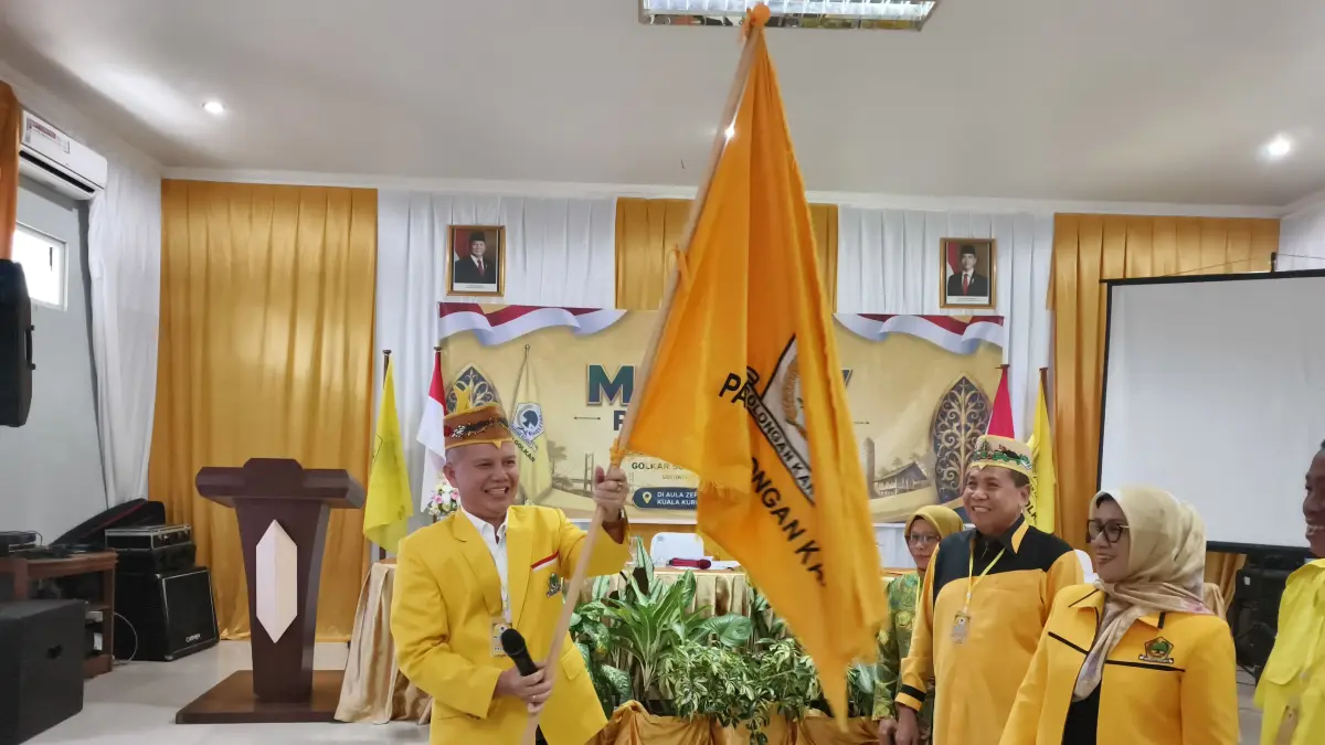 Jaya Samaya Monong kibarkan bendera partai usai kembali terpilih sebagai Ketua Partai Golkar Kabupaten Gumas, usai pelaksanaan Musda V Partai Golkar, Rabu (20/5).&nbsp; (DPD PARTAI GOLKAR GUNUNG MAS)