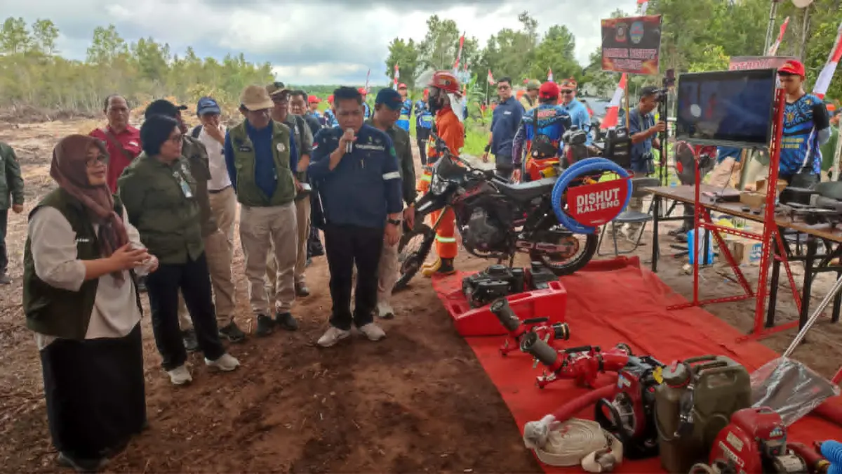 Kegiatan simulasi dan pengecekan perlengkapan pemadaman karhutla,serta dialog yang digelar Dinas Kehutanan Kalteng dengan Direktur Jenderal Pengelolaan Hutan Lestari Kementerian Kehutanan, Jumat (22/5).(dodi/radarsampit)