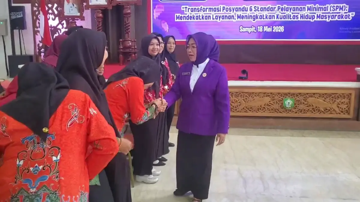 Ketua TP Posyandu Kotim, Khairiah Halikinnor, saat membuka Sosialisasi Posyandu 6 bidang Standar Pelayanan Minimal (SPM) di Aula Rujab Bupati Kotim, belum lama ini.  (Akbar/Radar Sampit)
