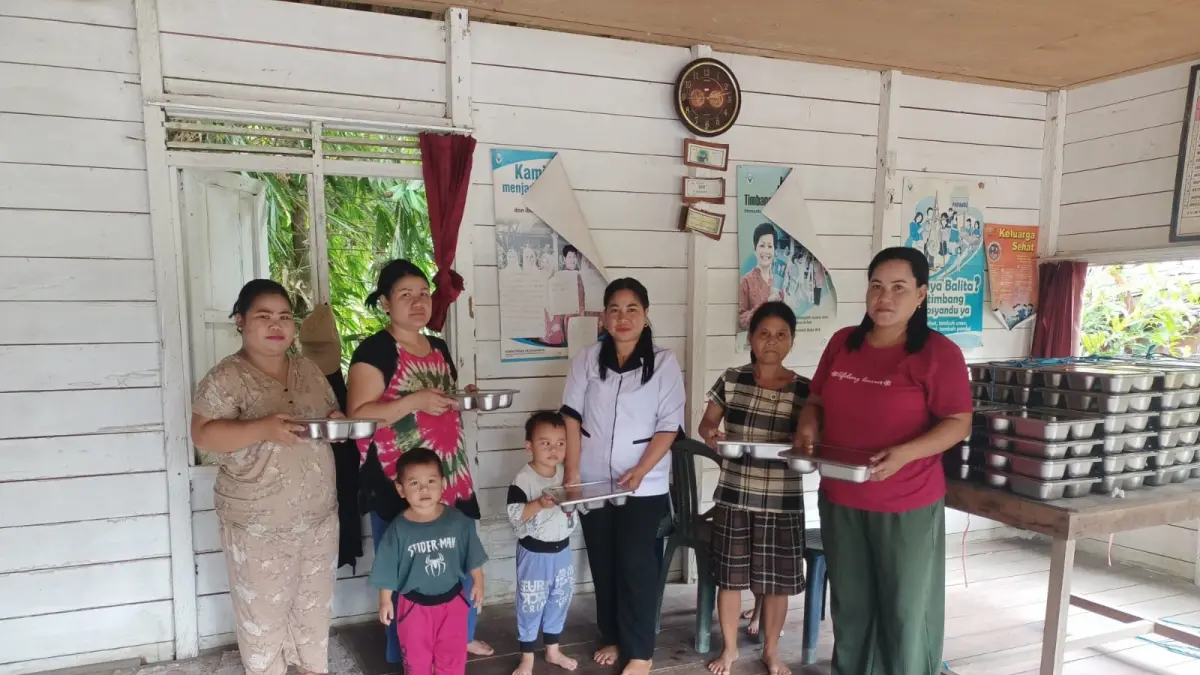 Para ibu hamil, menyusui dan balita ketika menerima porsi MBG yang dibagikan oleh SPPG, Kamis (21/5).&nbsp; (BAGOPS POLRES GUNUNG MAS)&nbsp; &nbsp;
