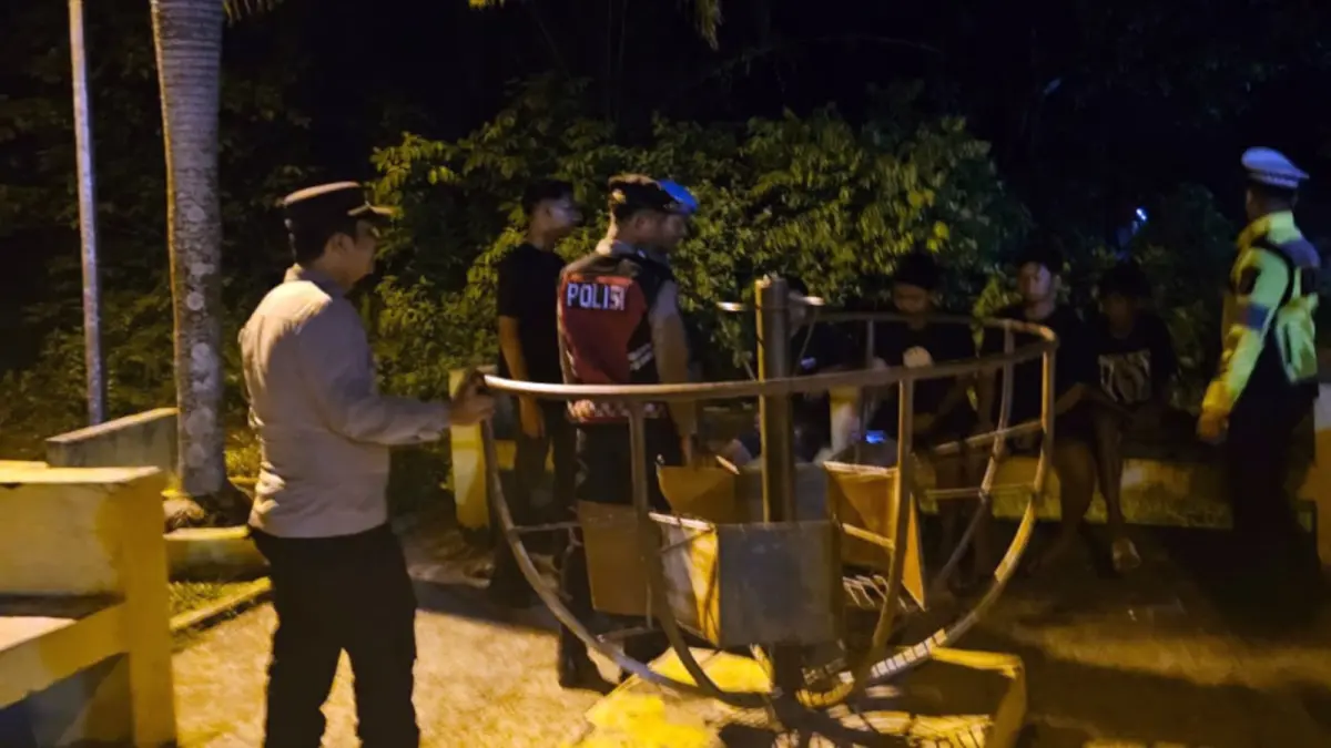 Personel patroli memberikan edukasi kepada para pemuda yang sedang nongkrong di Jalan Tjilik Riwut, Kota Kuala Kurun, Kamis (21/5). (POLRES GUNUNG MAS)  
