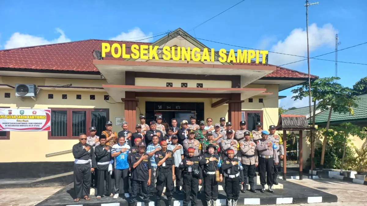 Peserta apel bersama yang digelar Polsek Sungai Sampit, yang juga diikuti sejumlah elemen masyarakat dan sejumlah kepala desa, baru-baru tadi. (istimewa)