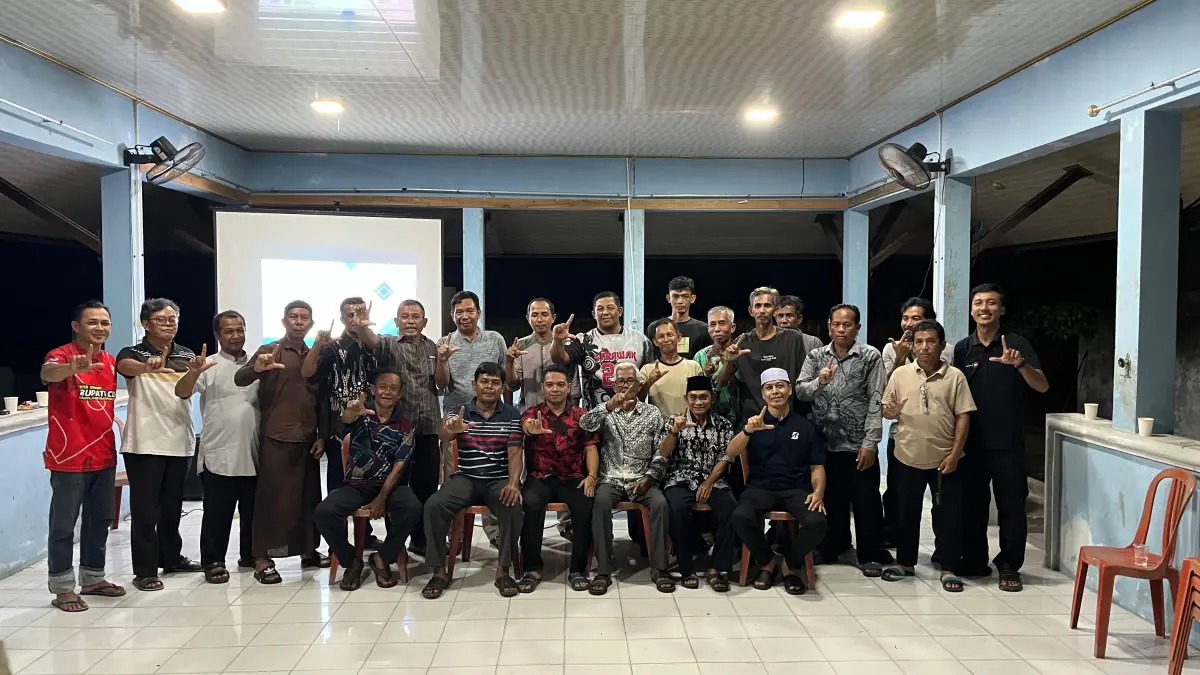 Pihak DLH Sukamara bersama RT/RW Kelurahan Mendawai Sukamara saat sosialisasi KIE pengelolaan sampah. (fauziannur/radar sampit) 