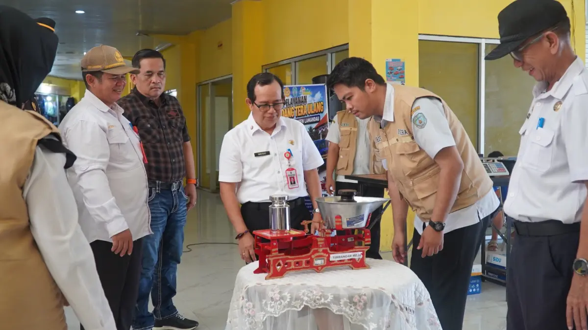 Saat berlangsungnya pelaksanaan sidang tera dan tera ulang alat-alat ukur, takar, timbang, dan perlengkapannya (UTTP) tahun 2026 di Pasar Induk Nanga Bulik, Kamis (21/5). (ist)&nbsp;&nbsp;