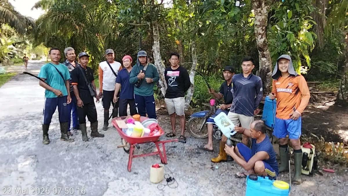 Sejumlah warga di Desa Bagendang Permai, Kecamatan Mentaya Hilir Utara di sela kegiatan Gotong Royong Jumat bersih, (22/5). (Joy/radarsampit)
