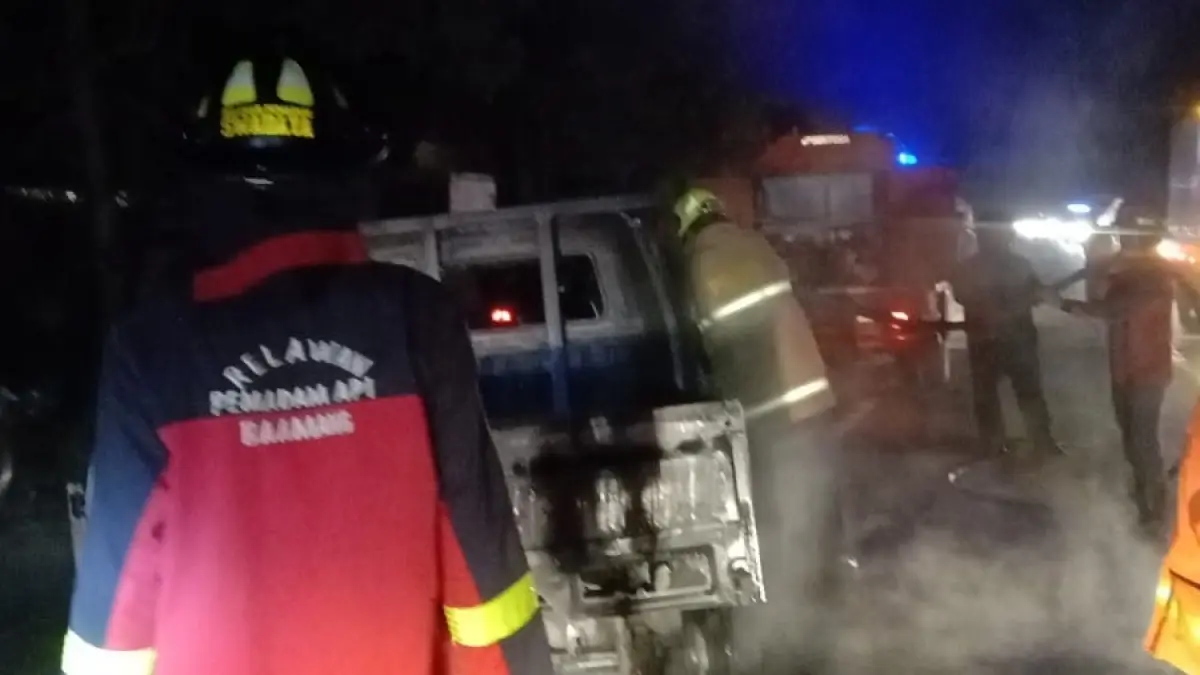 TERBAKAR: Petugas berhasil memadamkan mobil pikap yang terbakar di Jalan Jenderal Sudirman, kilometer 11, Sampit, Rabu (20/5/2026) malam. WARGA/RADAR SAMPIT