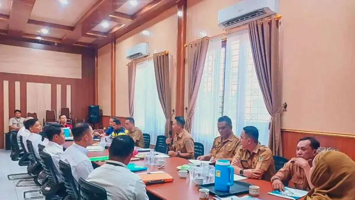 Tim verifikator Dinas Pendidikan Kabupaten Seruyan melakukan pemeriksaan keabsahan ijazah bakal calon kepala desa dalam tahapan Pilkades serentak, Kamis (21/5). (rifani/radar sampit) 