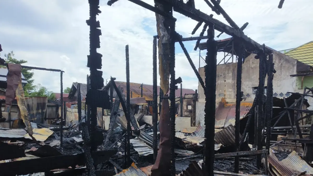 Bangunan yang terbakar di Gang Merpati, Jalan Haji Imran, Kecamatan Mentawa Baru Ketapang, Kabupaten Kotim, Sabtu subuh (23/5).  (Akbar/Radar Sampit)