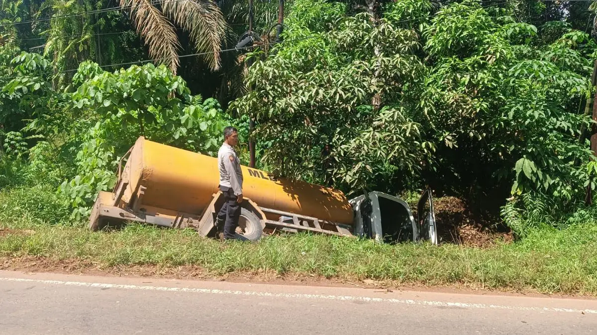 CELAKA : Truk bermuatan CPO dijaga petugas setelah mengalami kecelakaan tunggal di Jalan Tjilik Riwut, Desa Patai, Kecamatan Cempaga, Kotim, Sabtu (23/5/2026) siang
