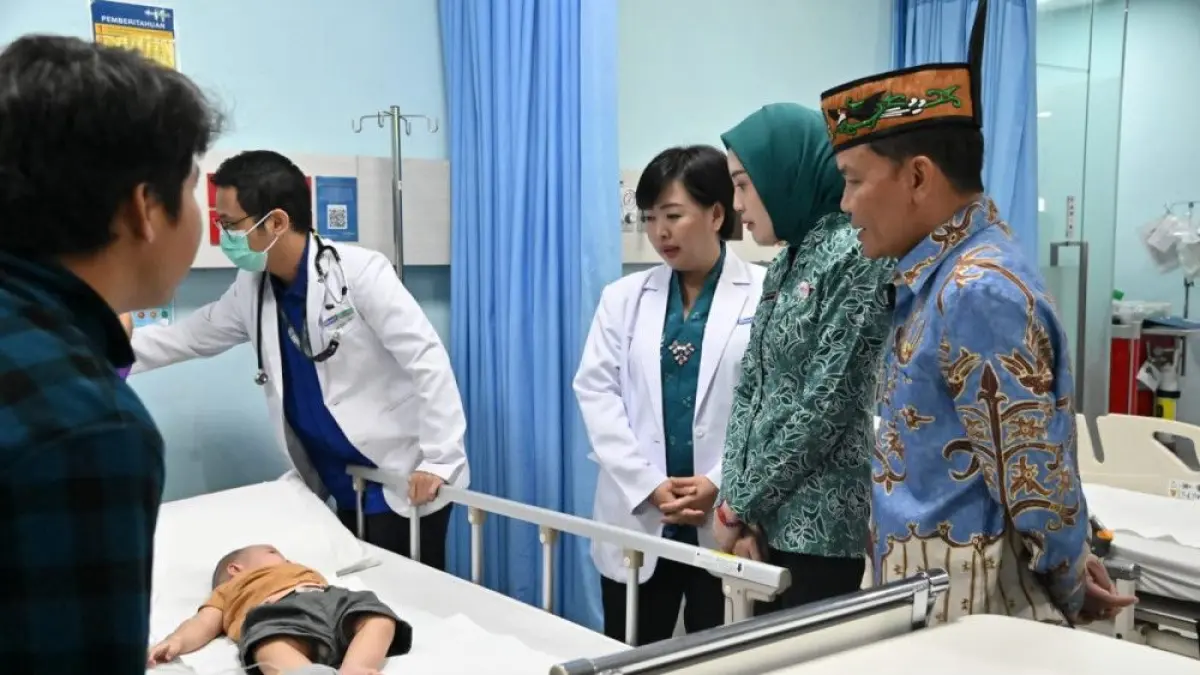 Gubernur Kalimantan Tengah Agustiar Sabran bersama Ketua TPKK Provinsi Kalimantan Tengah Aisyah Thisia Agustiar Sabran menjenguk pasien