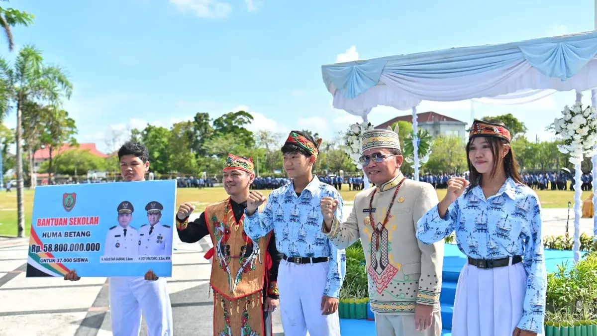 Gubernur Kalteng Agustiar Sabran bersama Wakil Menteri Pendidikan Dasar dan Menengah RI, Fajar Riza UI Haq menyerahkan bantuan pendidikan