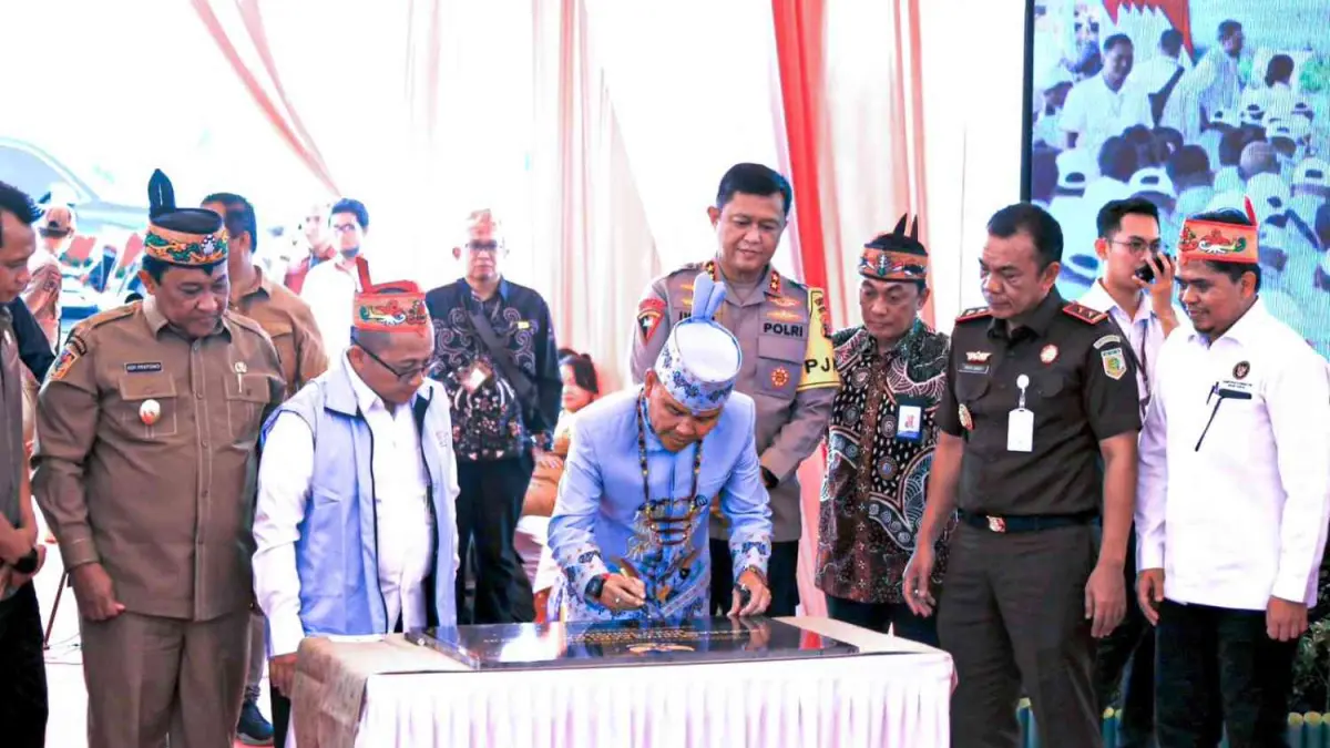 Gubernur Kalteng Agustiar Sabran meresmikan Koperasi Merah Putih di Kota Palangka Raya.