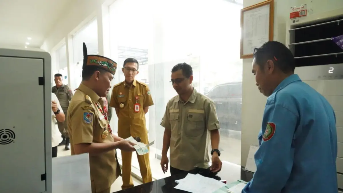 Gubernur Kalteng Agustiar Sabran sidak pelayanan Samsat. 