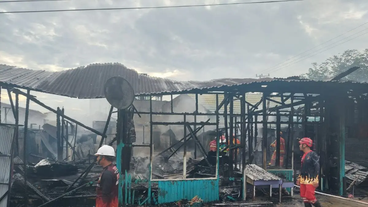 KEBAKARAN : Petugas pemadam kebakaran saat melakukan pendinginan di lokasi kebakaran Jalan H Imran, Sampit, Sabtu (23/5/2026) pagi. FOTO: POLRES KOTIM/RADAR SAMPIT