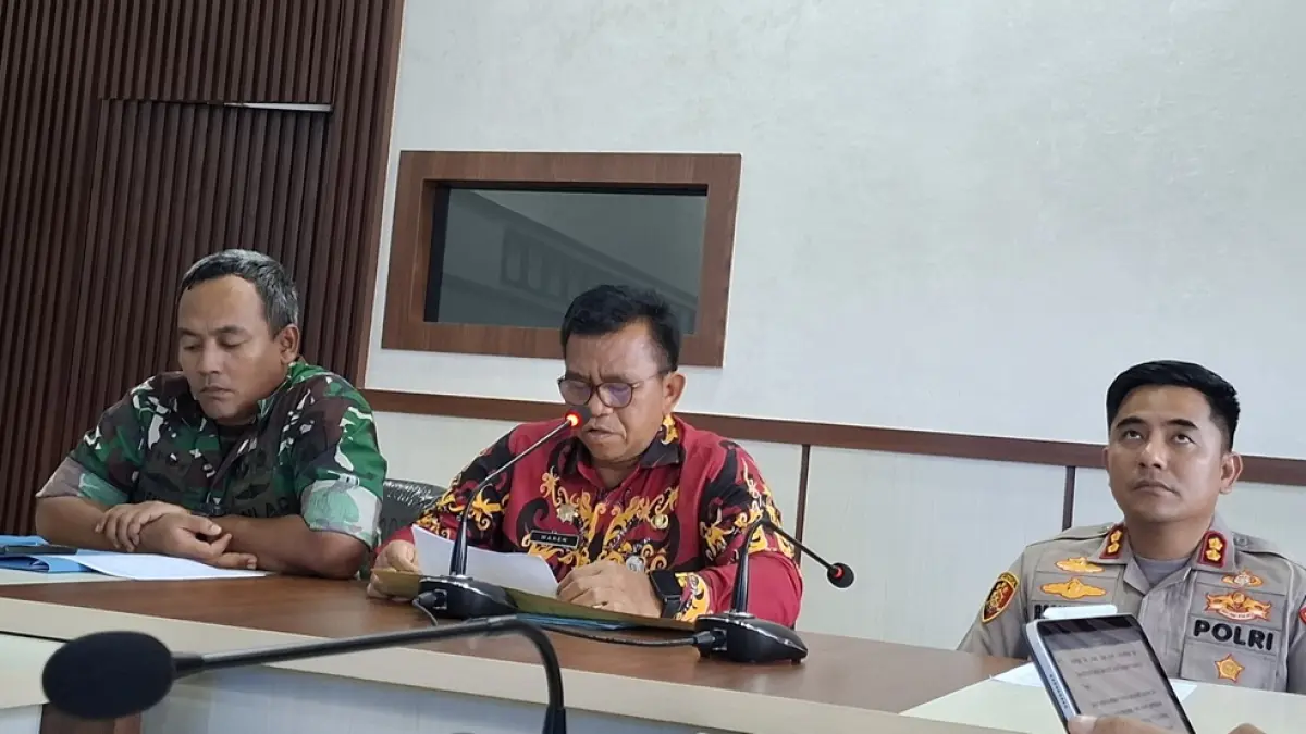 LAHAN YONIF:  Asisten I Setda Kotim Waren, didampingi Kapolres Kotim AKBP Risky Maulana Zulkarnaen dan Dandim 1015 Letkol Infanteri Dwi Candra Setyawan, saat jumpa pers terkait masalah lahan  Yonif TP 923/Mentaya, Jumat (23/5/2026)
