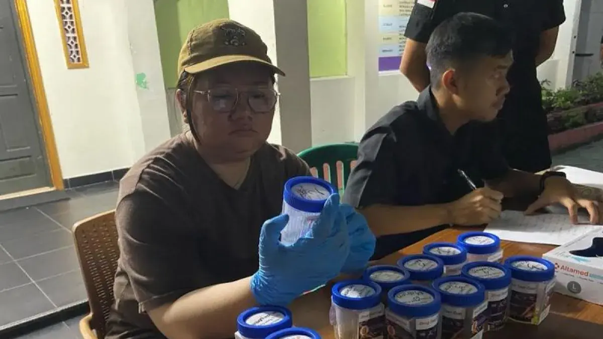 Sejumlah petugas mengecek hasil tes urine terhadap sejumlah binaan di Rumah Tahanan Negara Kelas IIA Palangka Raya, Kamis (21/5/2026) malam. (Humas Ditjenpas Kalteng)
