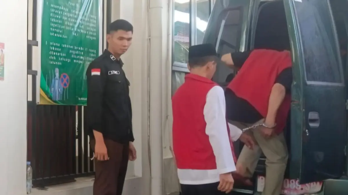 TERDAKWA: Para terdakwa peredaran narkoba jenis sabu usai menjalani sidang di PN Sampit, Kamis (21/5/2026). (Rado/Radar Sampit)