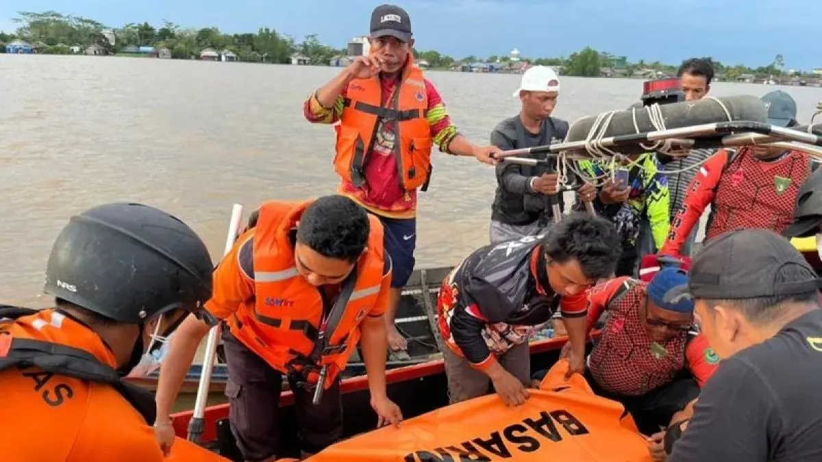 Tim Gabungan melakukan evakuasi jasat korban bernama Roman diduga tenggelam DAS Kapuas Murung, tepatnya di kawasan Palingkau Lama, Kecamatan Kapuas Murung, Kabupaten Kapuas, Jumat (22/5/2026). BPBD Kapuas.