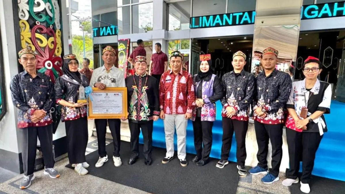 Bupati Kotim Halikinnor didampingi Kepala DPMD Kotim Ninuk Muji Rahayu usai menerima penghargaan Desa Anti Korupsi dari KPK oleh Gubernur Kalimantan Tengah, Agustiar Sabran. (DPMD Kotim)