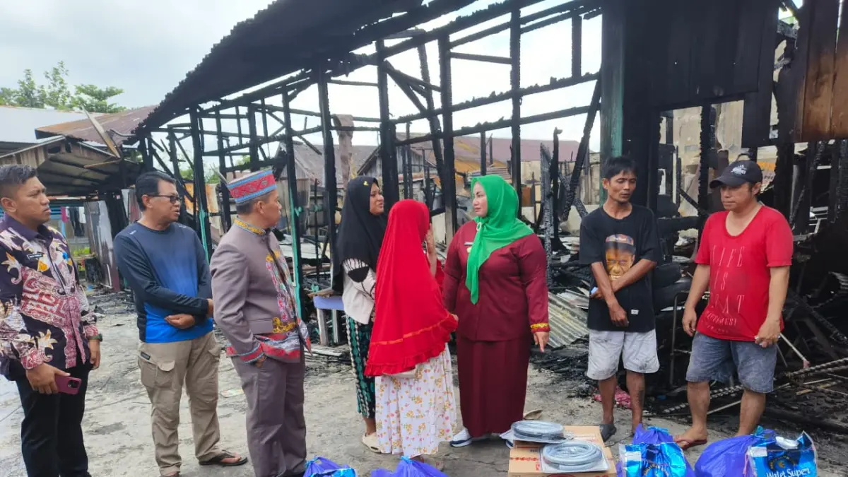 Camat Mentawa Baru Ketapang Irpansyah (dua dari kiri) saat mendampingi Wakil Bupati Kotim Irawati mengunjungi korban kebakaran di Gang Merpati, Jalan Haji Imbran, Kecamatan Mentawa Baru Ketapang, belum lama ini.  (Akbar/Radar Sampit)