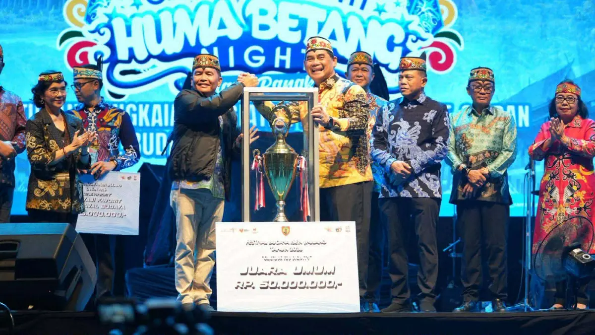 Gubernur Kalteng Agustiar Sabran saat menyerahkan Piala dan Hadiah FBIM 2026 dalam rangkaian Hari Jadi Ke-69 Provinsi Kalteng, Sabtu (23/5) malam. (Dodi/radarsampit)