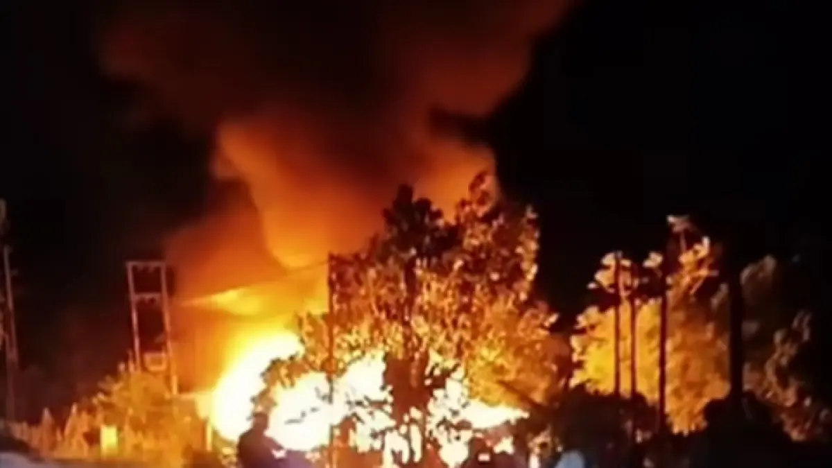 Kebakaran permukiman di RT 34, Jalan Ahmad Yani, Kelurahan Baru, Kecamatan Arut Selatan, Kabupaten Kotawaringin Barat, Sabtu 22 Mei 2026, malam.