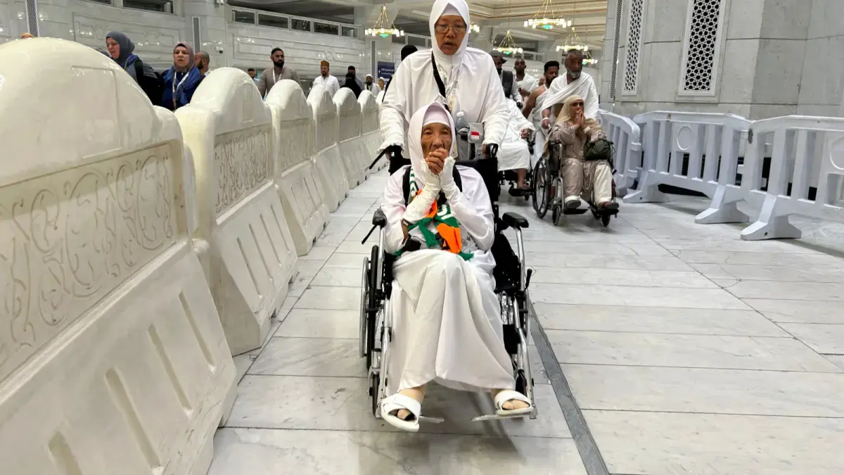 Mbah Marsiyah melangitkan doa saat menjalani tawaf qudum di Masjidil Haram, Makkah, Sabtu (23/5/2026) dini hari bersama sang putri, Maidah. (Bayu Putra/JawaPos.com/MCH 2026)