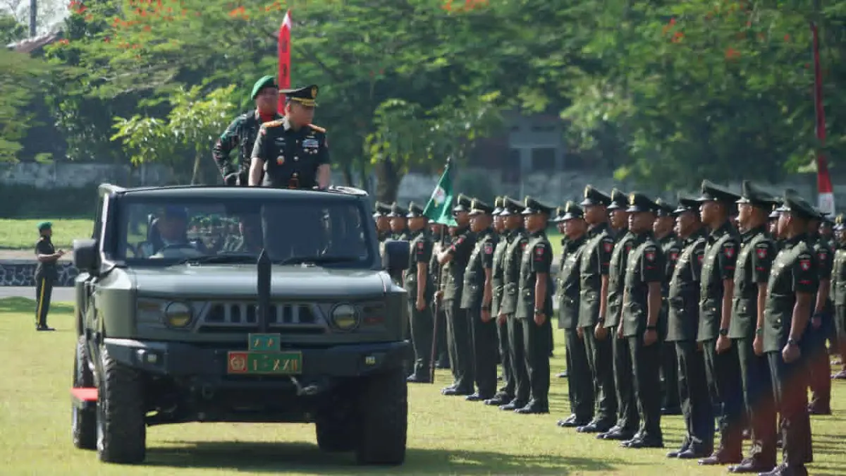 Pangdam XXII/Tambun Bungai Mayjen TNI Zainul Arifin saat memimpin penutupan Pendidikan Pertama Tamtama (Dikmata) Infanteri TNI AD Gelombang I/2026 di Lapangan Lambung Mangkurat Rindam XXII/TB, Jumat (22/5).(istimewa)