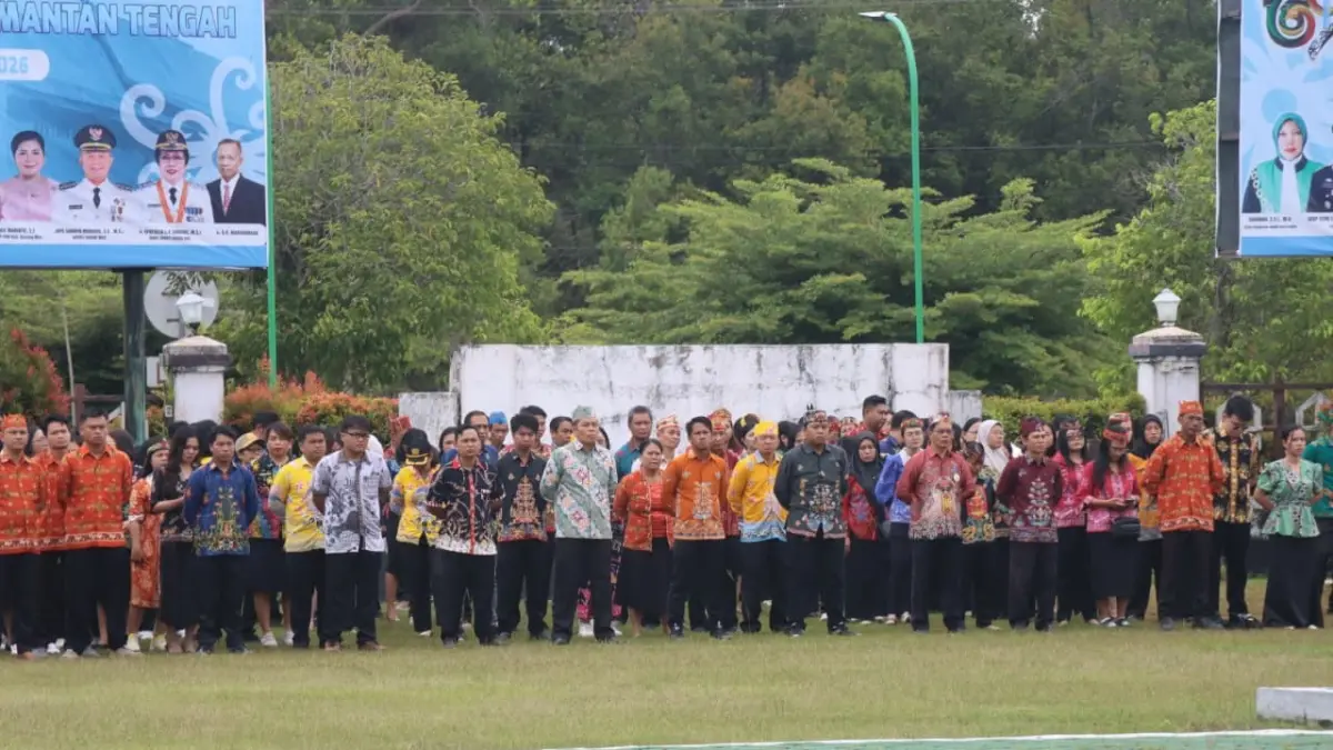 Para ASN saat mengikuti upacara peringatan Hari Jadi ke-69 Provinsi Kalteng di halaman kantor bupati setempat, Sabtu (23/5). (DISKOMINFO SANTIK FOR RADAR SAMPIT)&nbsp;