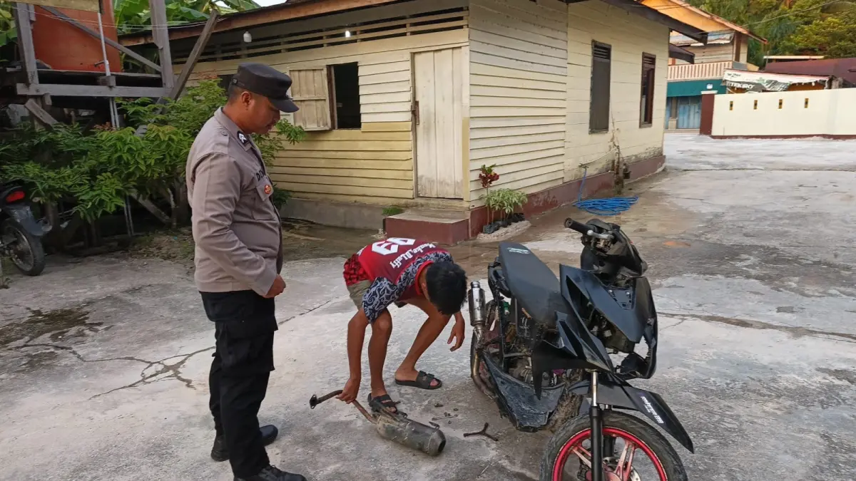 Personel Polsek Sepang ketika melakukan tindakan tegas dengan mengganti knalpot sepeda motor yang tidak standar, Sabtu (23/5). (POLSEK SEPANG FOR RADAR SAMPIT)