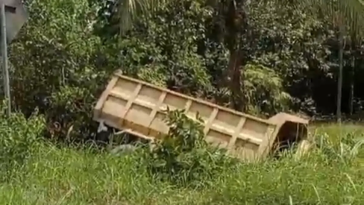 Satu unit truk masuk parit akibat rem blong di Jalan Ahmad Yani, Kelurahan Baru, Kecamatan Arsel, Kabupaten Kobar, Sabtu 23 Mei 2026. (Warga/Radar Sampit)