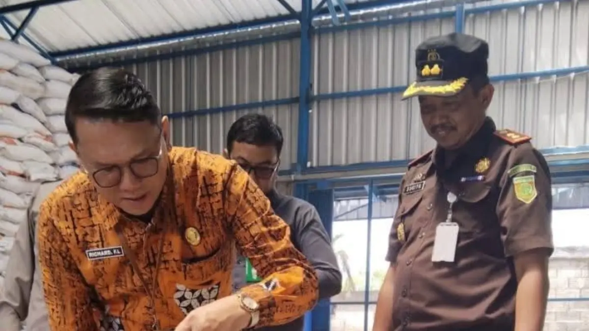 Suasana pengecekan Minyakita yang tersedia di Gudang Bulog Kuala Kurun, belum lama ini. (BULOG KUALA KURUN FOR RADAR SAMPIT)