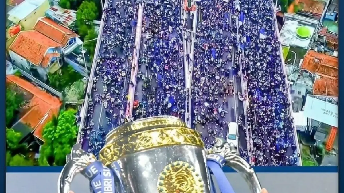 Trofi Indonesia Super League 2025/2026 yang diraih Persib Bandung, dan konvoi Bobotoh yang memadati Kota Bandung (ist