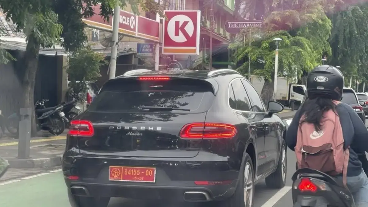 Viral foto Porsche Macan pakai plat dinas TNI. (Threads @krisnaharefa)