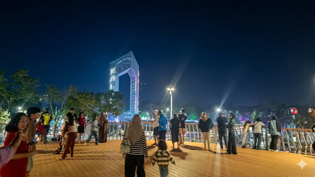 Warga saat menikmati pemandangan menjelang malam hari, dari atas jembatan penyeberangan orang (JPO) kawasan RTH Bundaran Besar Palangka Raya. (dodi/radarsampit)