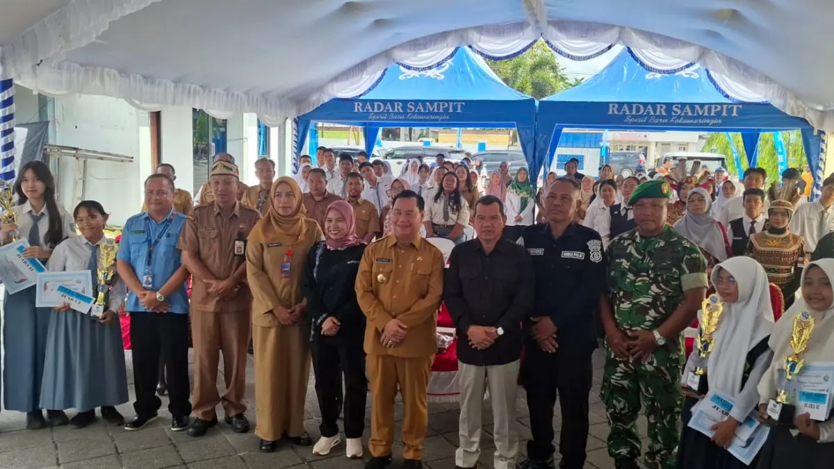 Bupati Kotim Halikinnor beberapa kepada OPD, serta para tamu undangan dan Direktur Radar Sampit, serta para guru, saat foto bersama pemenang dan para nominasi juara Lomba Menulis Surat untuk Bupati Kotim,Senin (25/5) di kantor Radar Sampit. (rado/radarsampit)