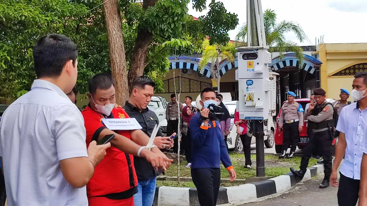 Anton Kurniawan Stiyanto saat menjalani rekontruksi di Mapolda Kalteng, atas kasus pembunuhan, yang melibatkan dirinya dan beberapa rekannya pada 2024 lalu.  (dok.dodi/radarsampit)