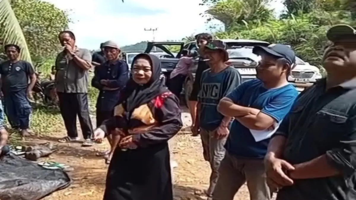 BLOKADE : Protes warga terhadap PT AWL dengan melakukan blokade jalan perusahaan. FOTO: IST/RADAR SAMPIT