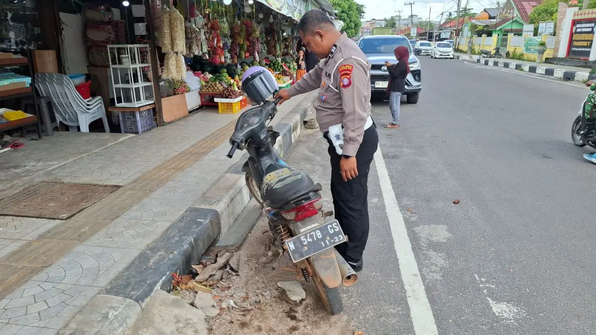 CELAKA: Polantas Polres Kotim mengamankan sepeda motor yang terlibat kecelakaan di perempatan Jalan D.I Panjaitan - MT Haryono, Sampit, Senin (25/5/2026) FOTO: FAHRY/RADAR SAMPIT
